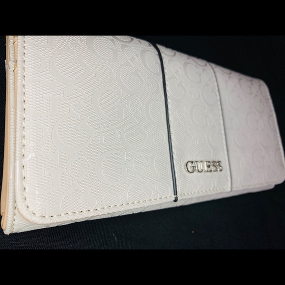 GUESS WALLET 💕 - Picture 1 of 6